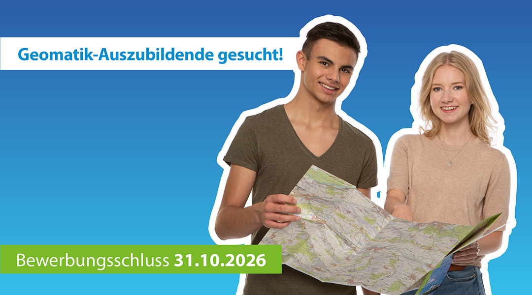 zwei junge Menschen schauen gemeinsam in eine Landkarte, Text: Geomatik-Auszubildende gesucht!, Bewerbungsschluss 31.10.1026